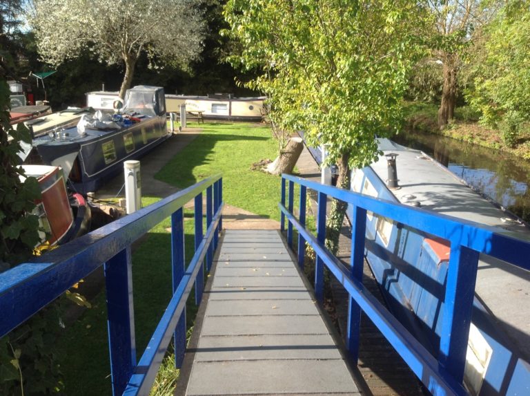 greenham lock marina gangplank 768x573