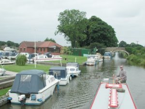 moons bridge marina narrowboat 300x225