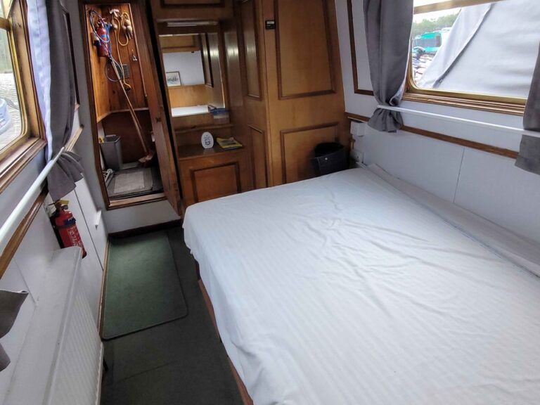 narrowboat endeavour preston 17 768x576