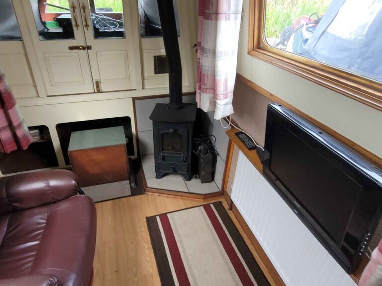 narrowboat endeavour preston 7 768x576