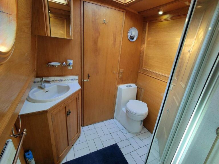 Graham reeves narrowboat 9 768x576