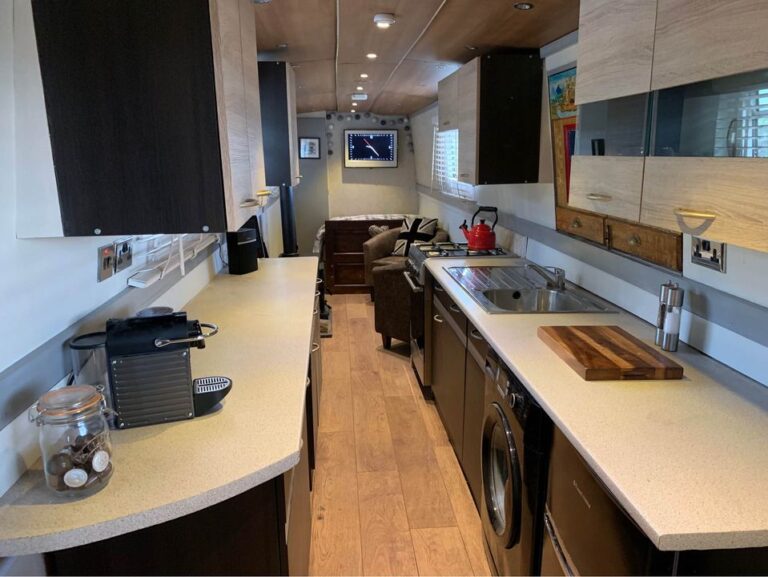 vinnie narrowboat 3 768x577