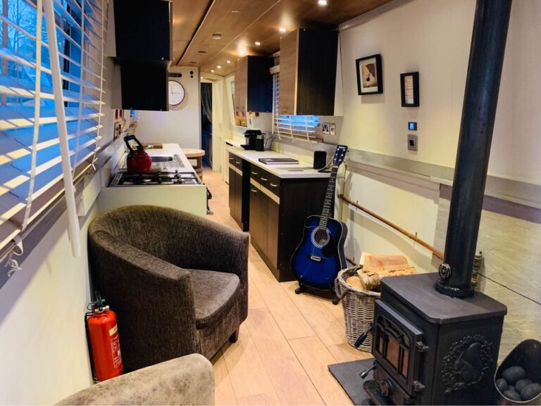 vinnie narrowboat 4 768x577