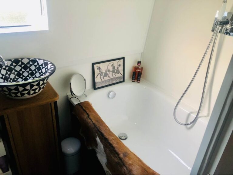 Nirvana Narrowboat 8  768x577