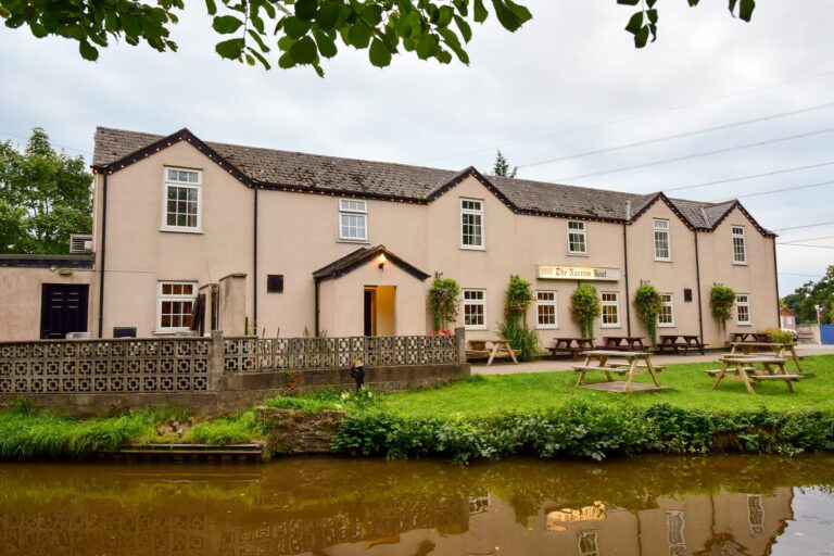 narrowboat in whittington 11 768x512