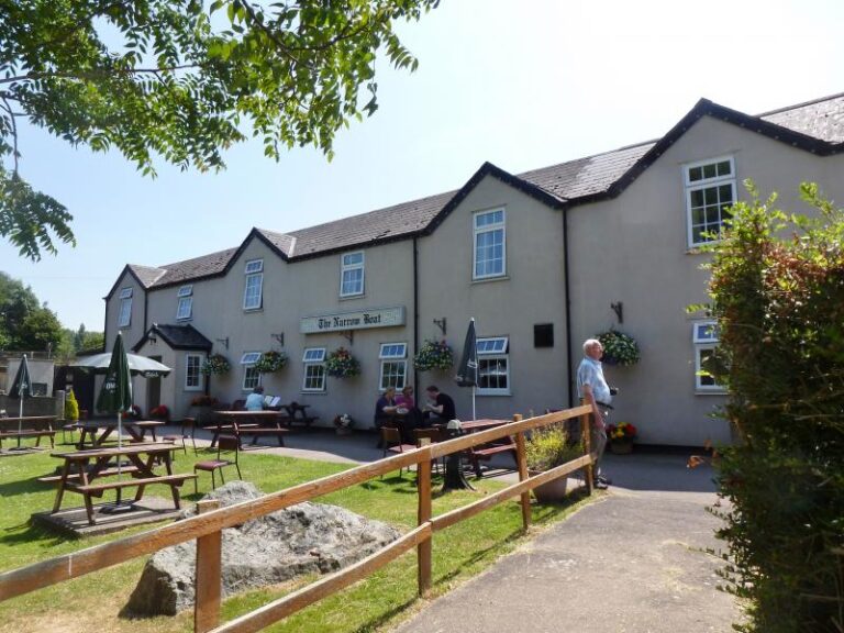 narrowboat in whittington 4 768x576
