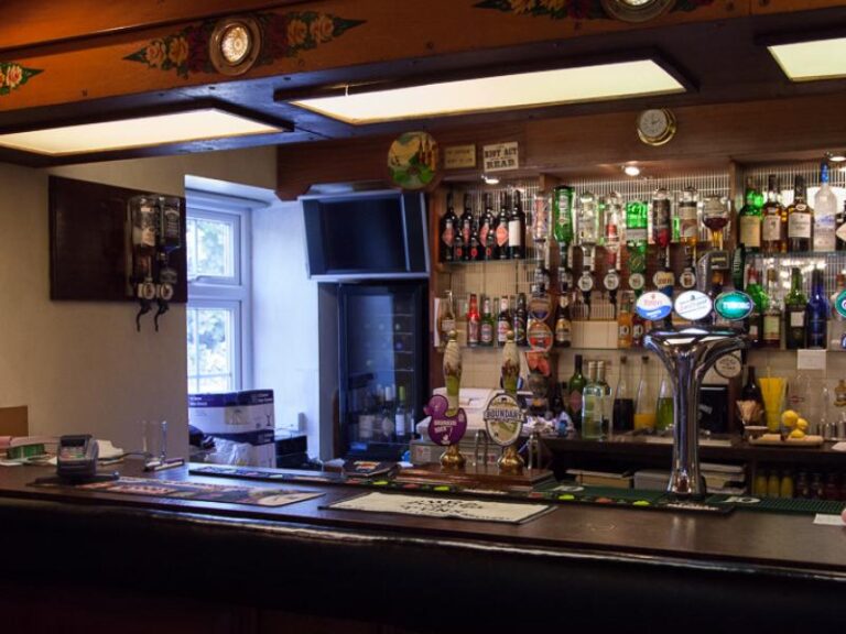 narrowboat in whittington 6 768x576