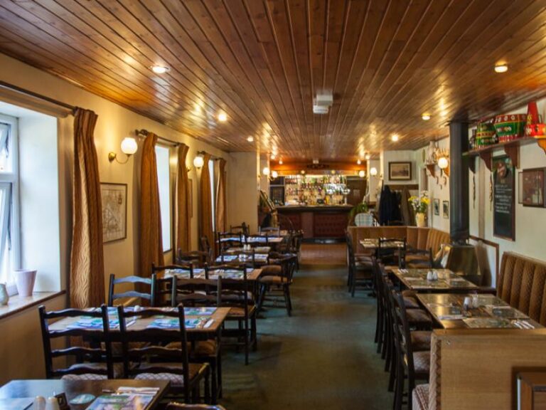 narrowboat in whittington 7 768x576