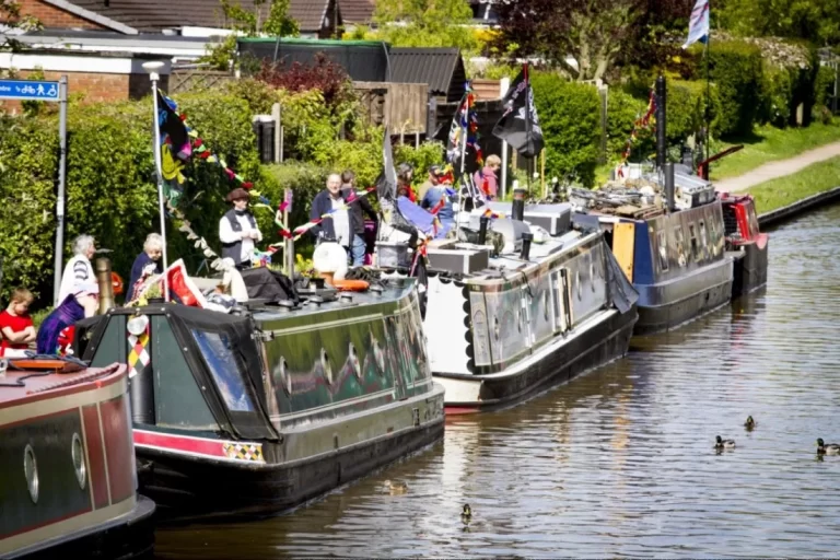 Berkhamsted floating market 1 768x512