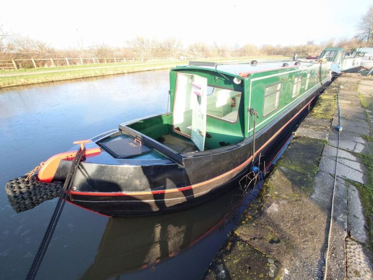 Hancock Lane cruiser stern narrowboat for sale 7 768x576