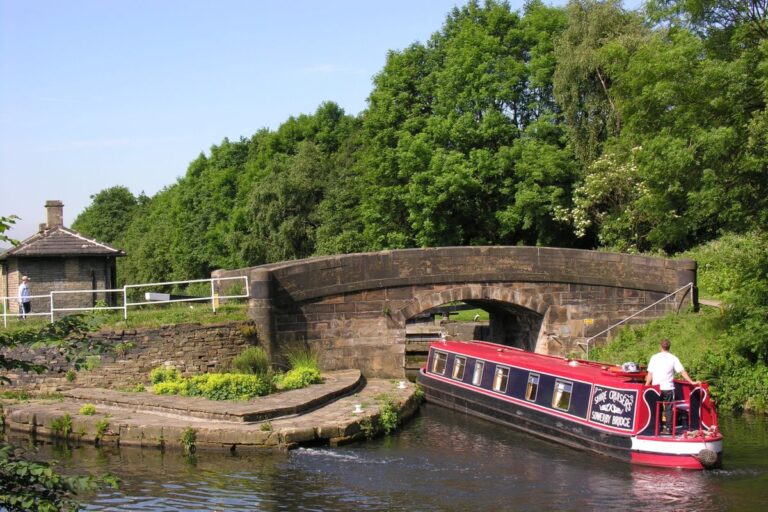 Shire Cruisers Narrowboat Hire 4 768x512
