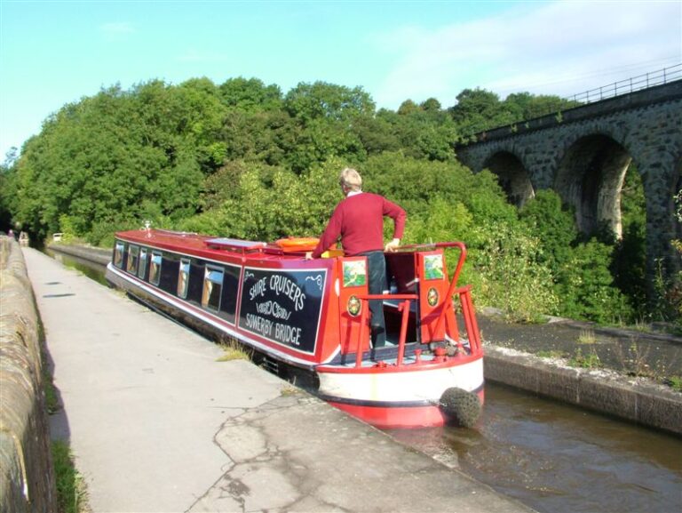 Shire Cruisers Narrowboat Hire 5 768x577